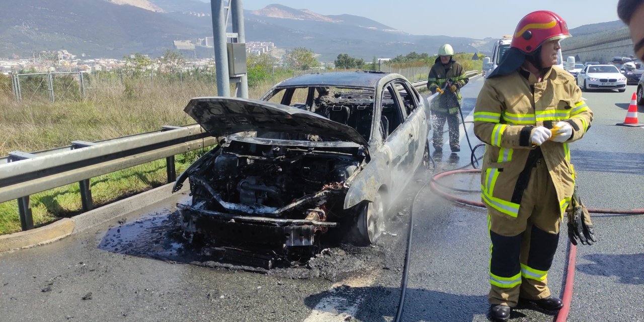 Otoyolda Alev Alan Otomobil Yandı