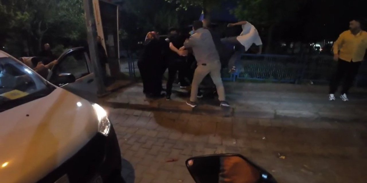 İstanbul-  Sultangazi'de Hasarlı Kaza Sonrası Çıkan Kavga Kamerada