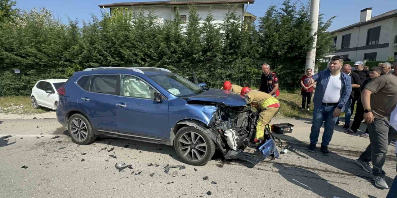 Mahalle Arasında Sıkışmalı Kaza: 2 Yaralı