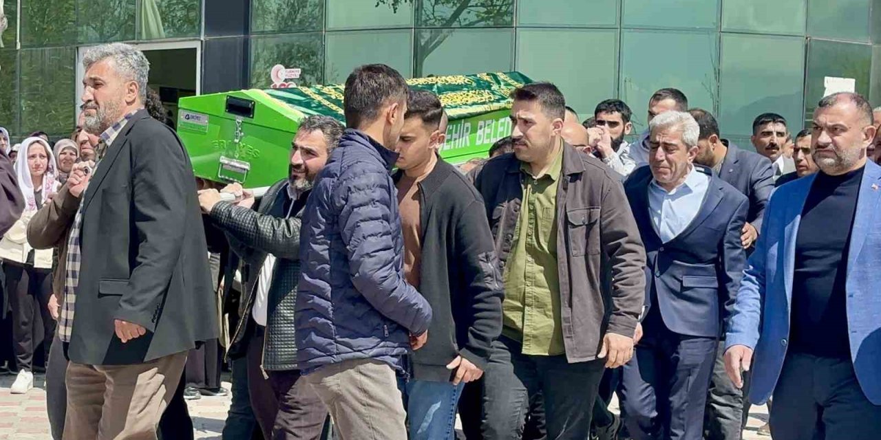 Hüda Par Başkan Adayı Kalbine Yenik Düştü