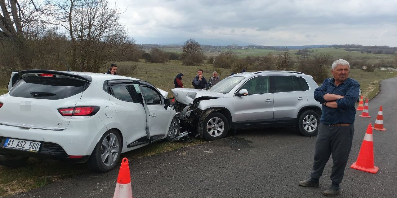 Otomobiller Kafa Kafaya Çarpıştı: 8 Yaralı
