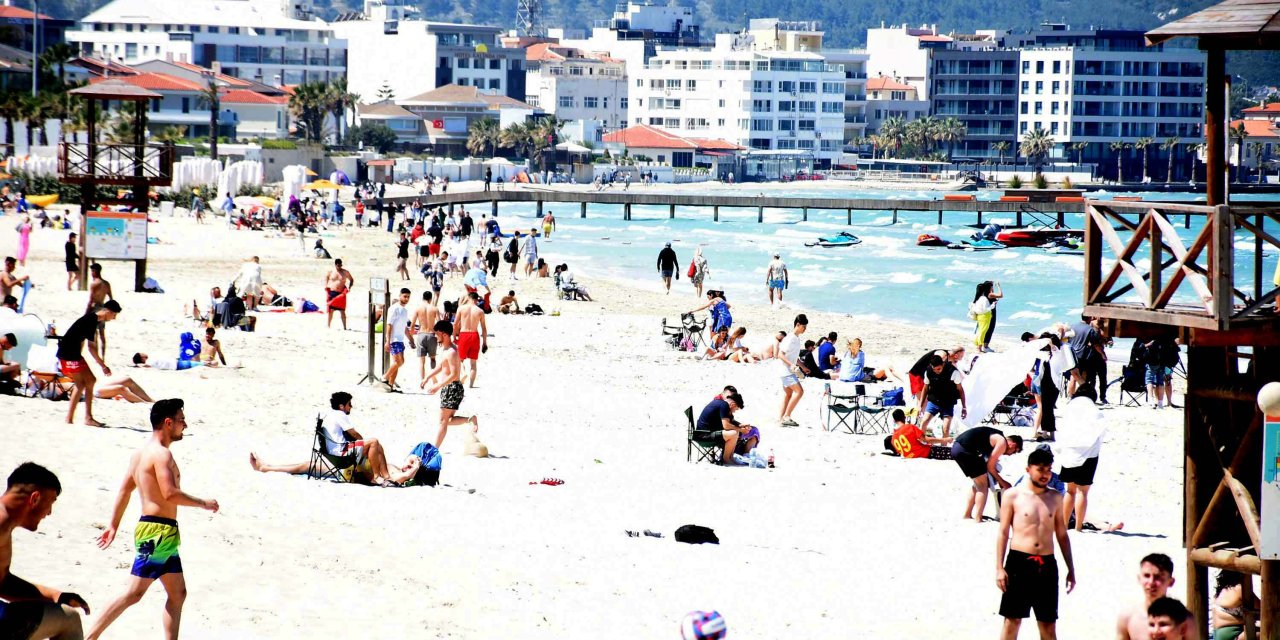 Çeşme'de Sahiller Bayramın İkinci Gününde De Doldu