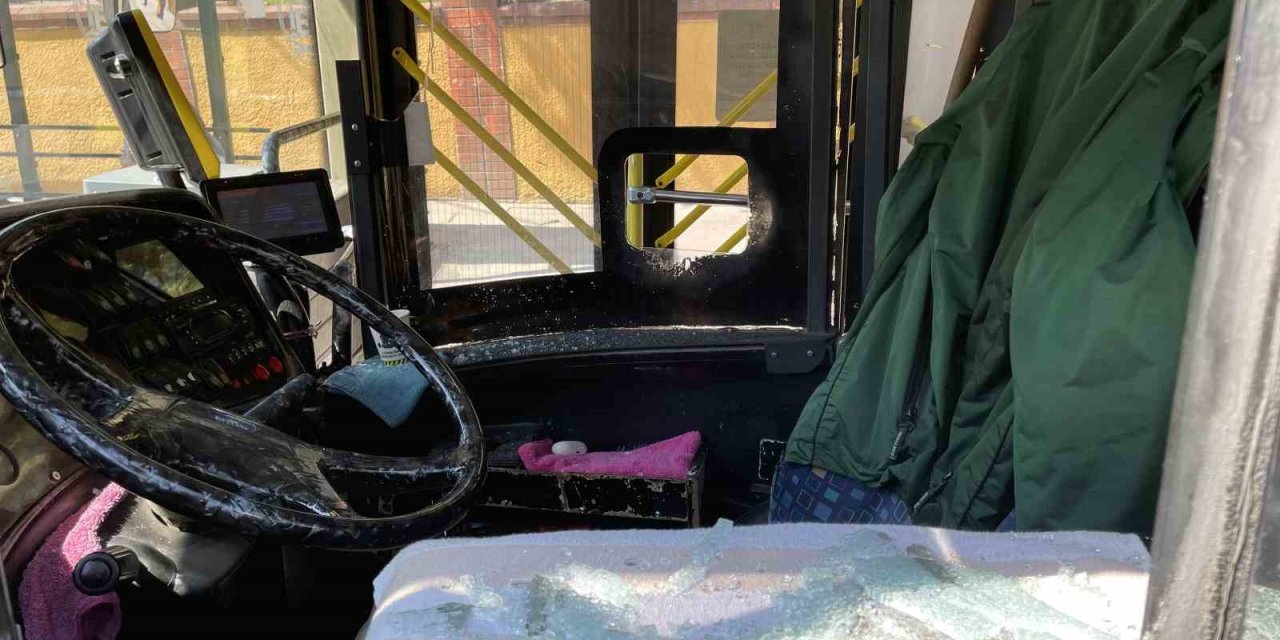 Küçükçekmece’de Yolcu İett Otobüsünün Sileceğini Ve Camını Kırdı