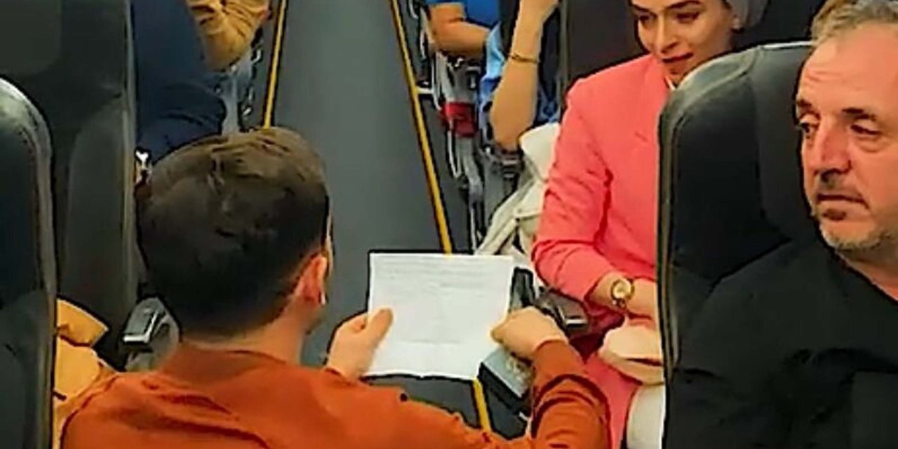 10 Bin Fitteki Uçakta Sürpriz Evlilik Teklifi