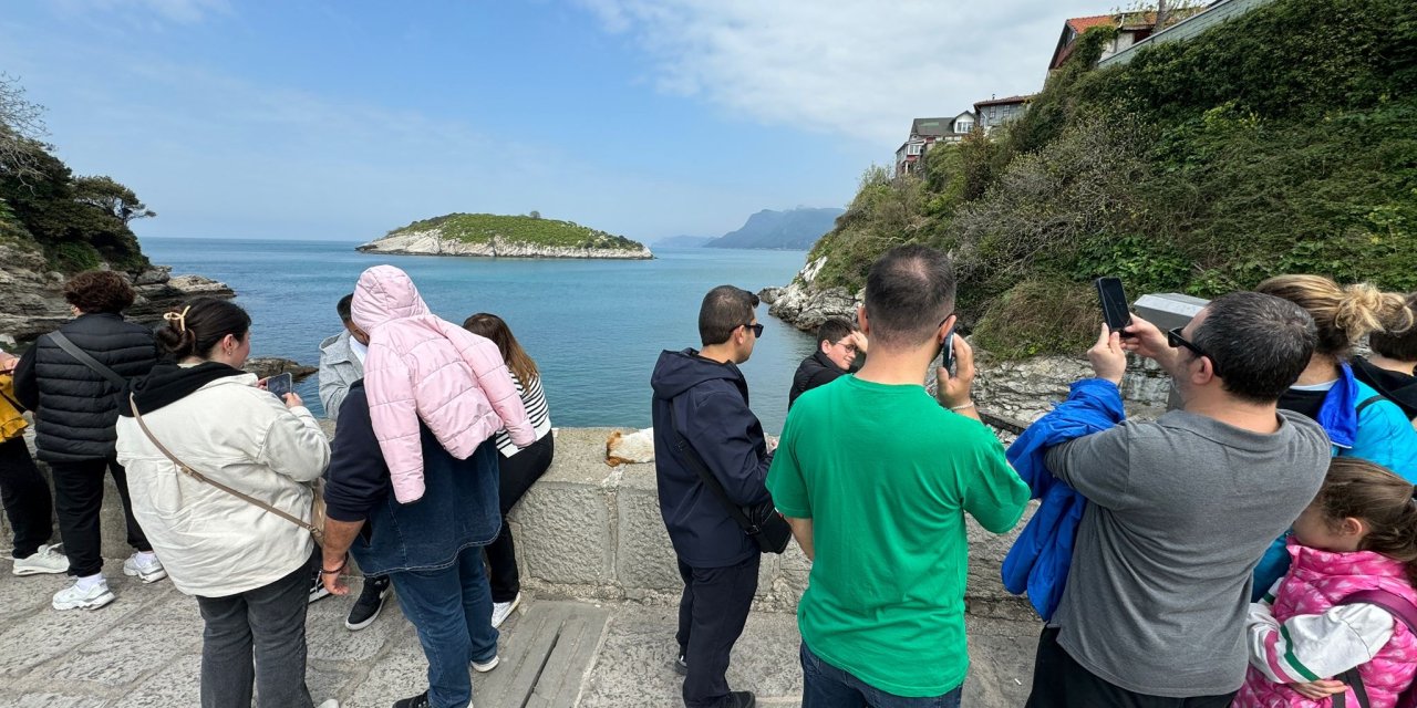 Amasra'da Bayram Yoğunluğu; 1 Günde 20 Bin Araç Gelince İlçeye Girişler Kapatıldı