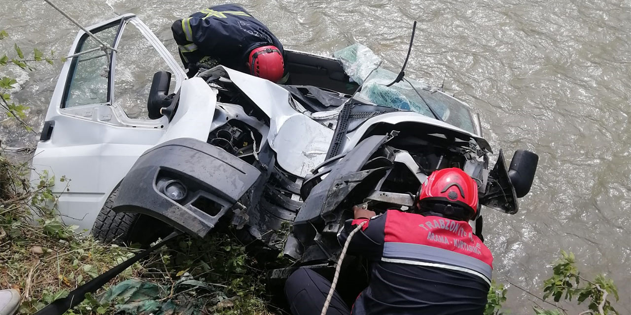 Trabzon'da dereye düşen kamyonetteki 2 kişi yaralandı