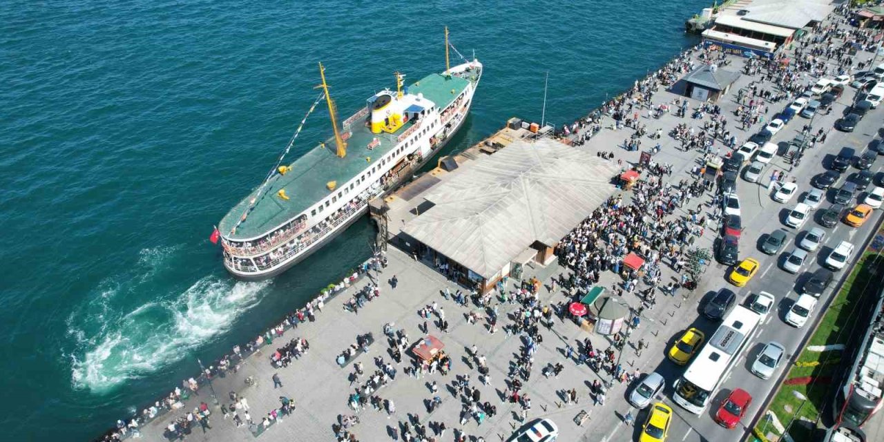 İstanbul’da Bayramda Vapur Sırası Yoğunluğu
