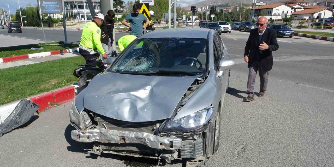 Otomobil İle Motosiklet Çarpıştı: 2 Yaralı