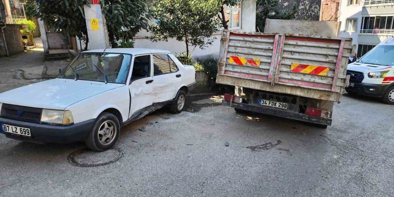 Freni Boşalan Kamyonet Araca Çarparak Durabildi