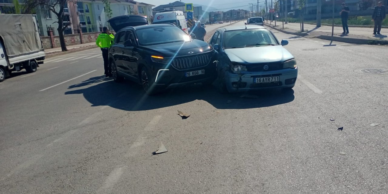 Bursa'da 2 Otomobil Çarpıştı: 5 Yaralı