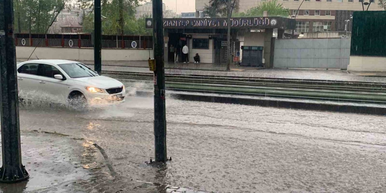 Aniden Bastıran Sağanak Yağış Sürücülere Zor Anlar Yaşattı