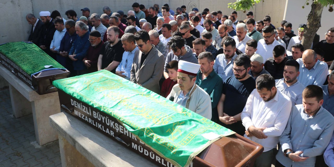 Denizli'de Bayramın İlk Günü Kazada Ölen Çift, Yan Yana Toprağa Verildi