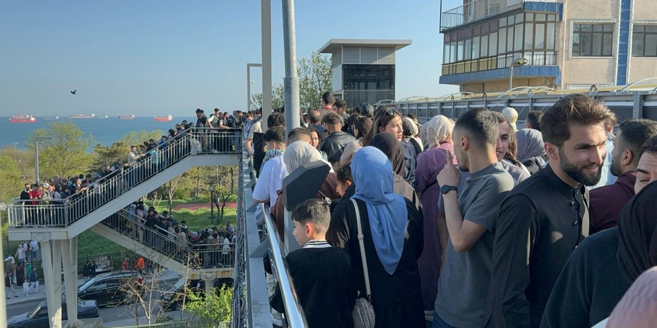 İstanbul - Avcılar’daki Metrobüs Üstgeçidinde İzdihama Dönen Yoğunluk