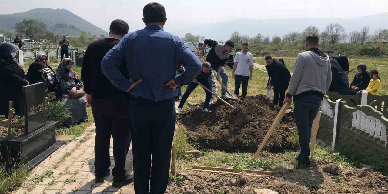 Aile Katliamı Yapan Şahıs Cenaze Namazı Kılınmadan Defnedildi
