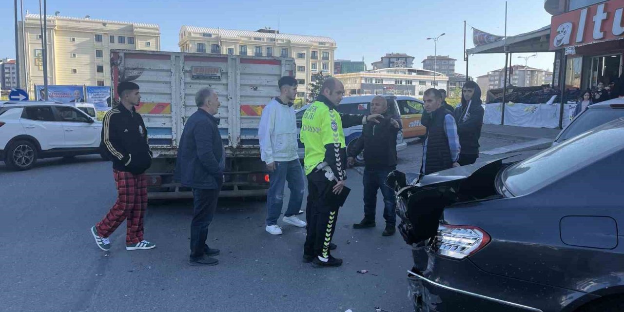 Park Halindeki Araca Yön Gösteren Kadına Yoldan Geçen Kamyon Çarptı