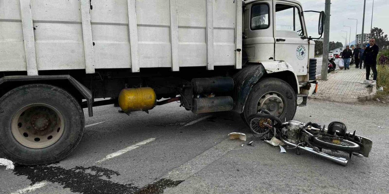 Çöp Kamyonu İle Motosiklet Çarpıştı: 1 Ağır Yaralı