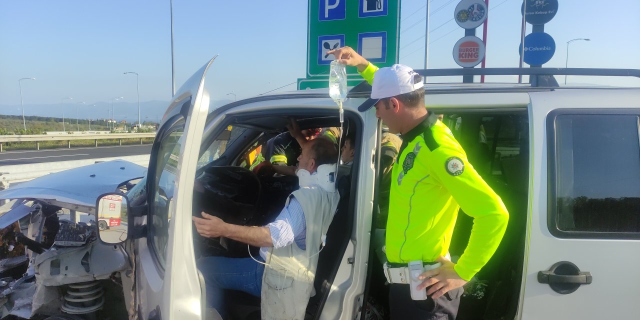 Bursa'da, Hafif Ticari Araç Bariyerlere Çarptı; Aynı Aileden 4 Yaralı