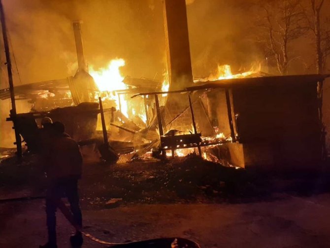 Rize’de Yaşlı Çiftin Kaldığı Ev Yangın Sonucunda Kullanılamaz Hale Geldi