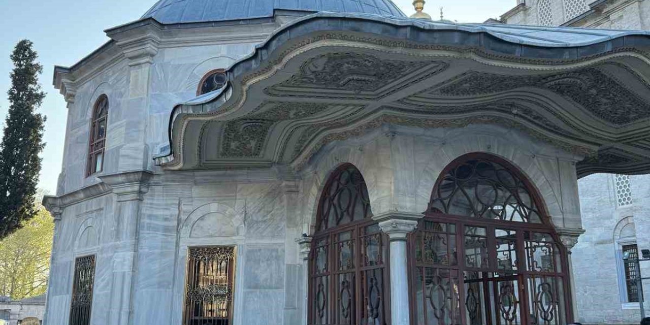 İstanbul’da Vatandaşlar Türbeleri Ziyaret Etti
