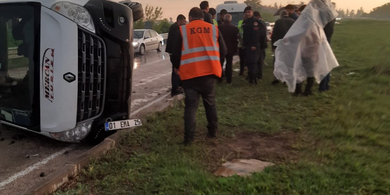 Adana'da Minibüs Devrildi: 5 Yaralı