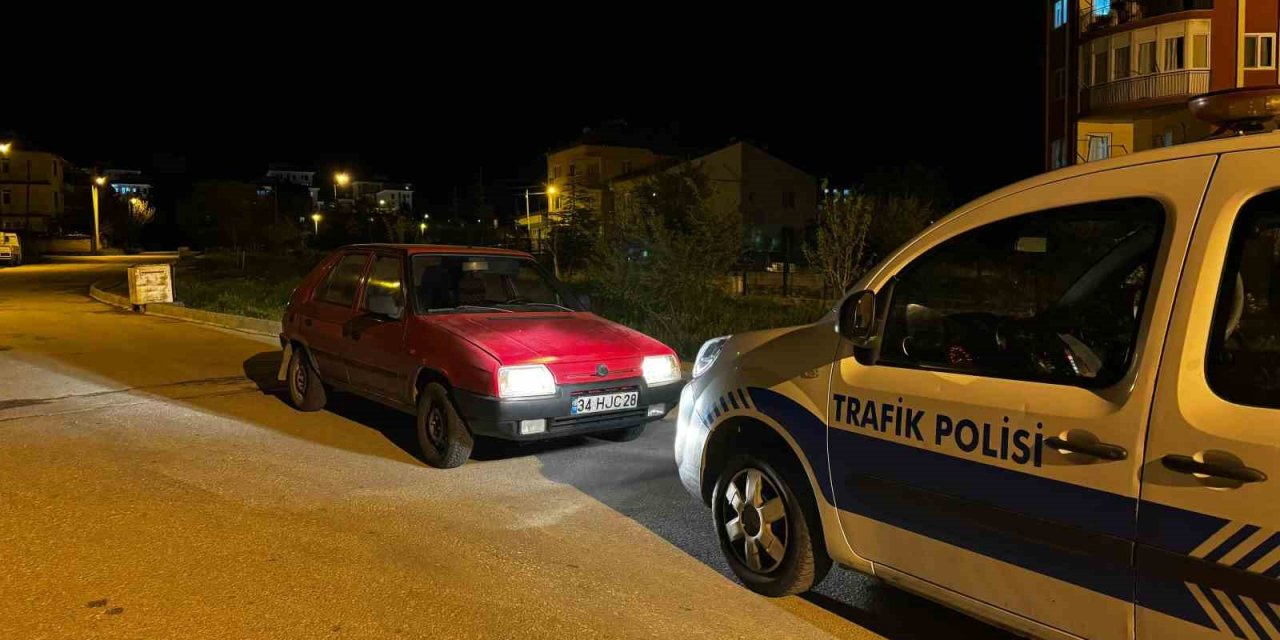 Yakalanacağını Anlayınca Araçtan İnip Kaçmaya Çalıştı, Yere Düşerek Yaralandı