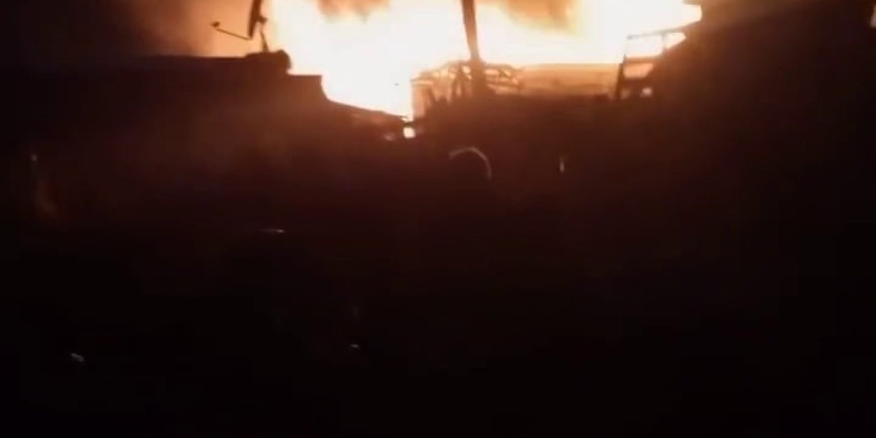 Tek Katlı Ev Alev Topuna Döndü, Mahalleli Sokağa Döküldü