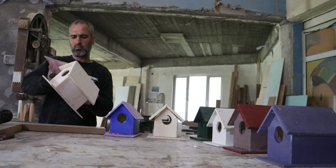 Atıklardan Ürettiği Kuş Yemlikleri Ve Yuvasını, 200 Kuş Türünün Yaşadığı Hevsel Bahçeleri İle Gölet Çevresindeki Ağaçlara Astı