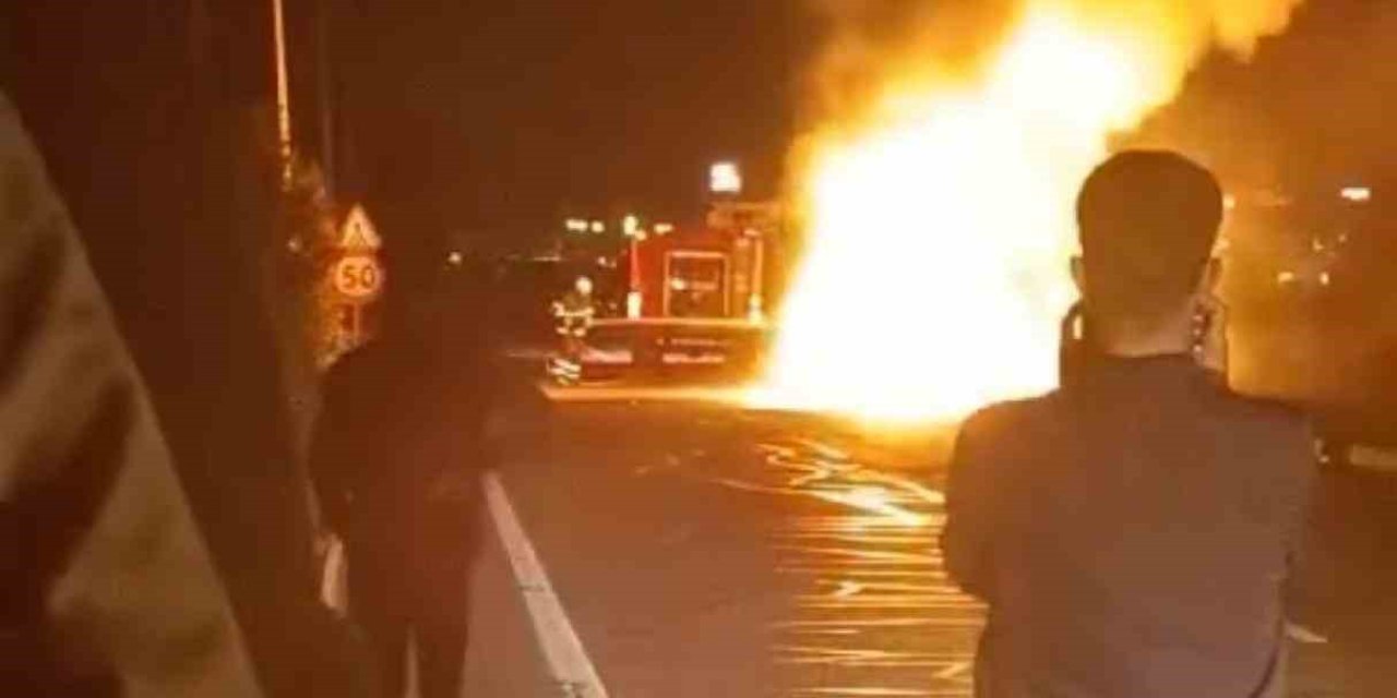 Diyarbakır’da Seyir Halindeki Otomobil Alev Topuna Döndü