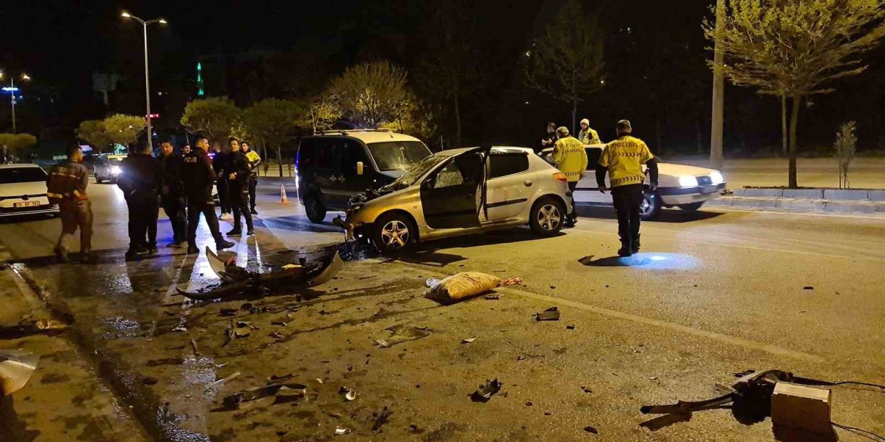 Otomobil Yol Süpürme Aracına Çarptı: 1 Yaralı