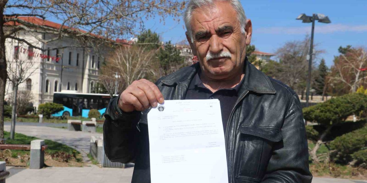 Resmiyette, Tanımadığı 6 Kişi İle Aynı Evde Yaşıyor