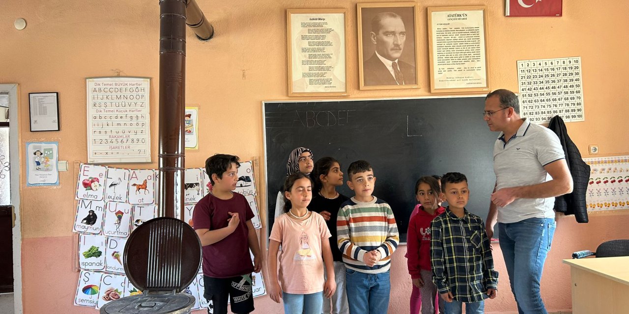Köy Okulunda 9 Öğrenciye Öğretmenlik Yapıyor