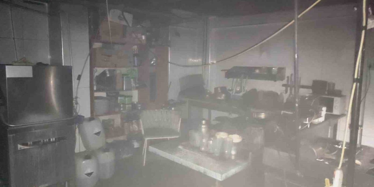 Kütahya’da Bir İşyerinde Çıkan Yangında 2 Kişi Dumandan Etkilendi