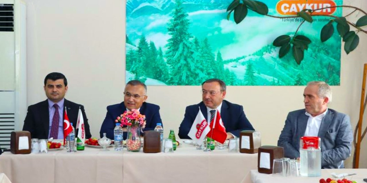 Vali Çeber ve ÇAYKUR Genel Müdürü Alim, eksper ve muhtarlarla Çay Sokağı Projesi ile ilgili değerlendirmelerde bulundu