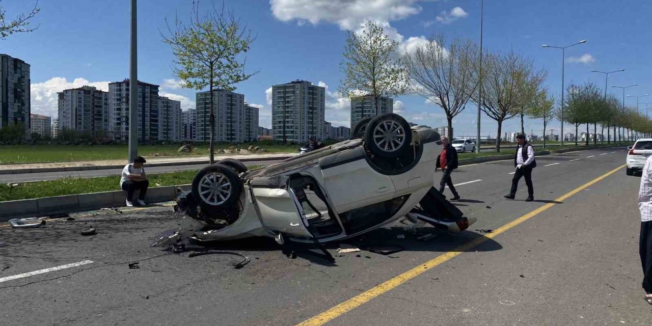Diyarbakır’da İki Otomobil Çarpıştı: 6 Yaralı