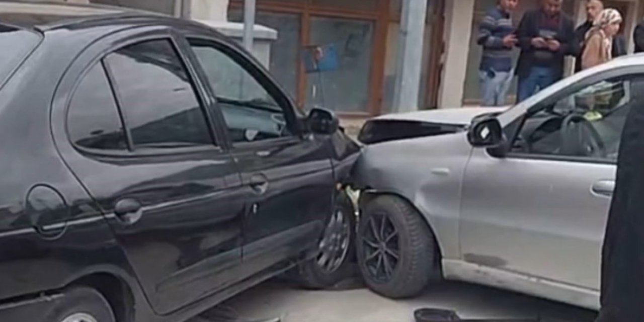 İki Otomobil Çarpıştı: 3 Yaralı