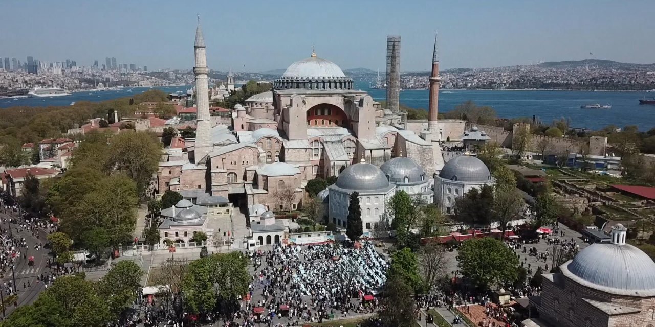 İstanbul -  Ayasofya Camii'nde Cuma Amazı Yoğunluğu-1(Havadan Görüntüler)