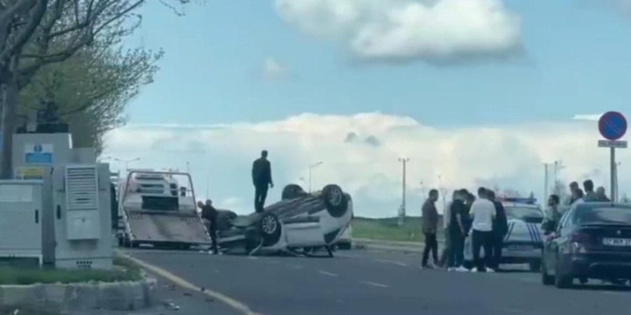 Diyarbakır’da Çarpışan Otomobillerden Biri Ters Döndü; 4 Yaralı