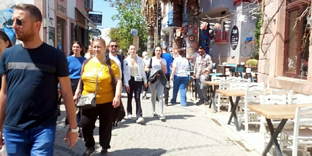 Bayramda Cunda Adası'na Tatilci Akını