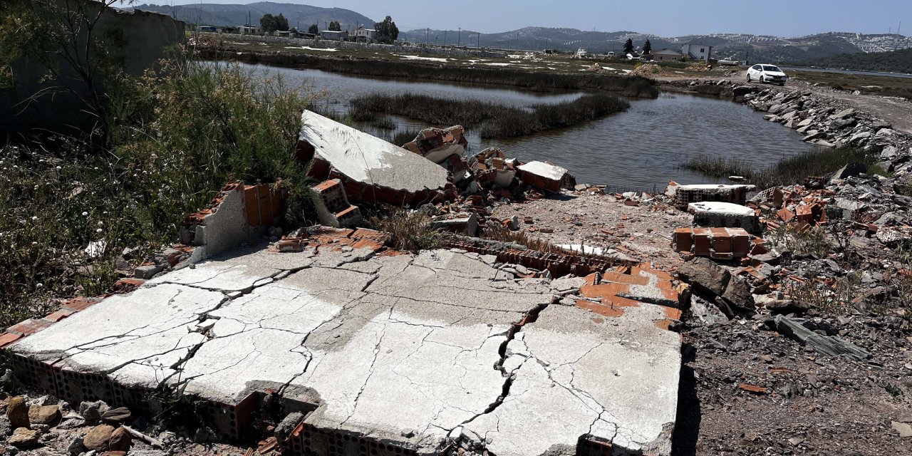 Flamingolara Ev Sahipliği Yapan Tuzla Sulak Alanı'nda Moloz Yığınları