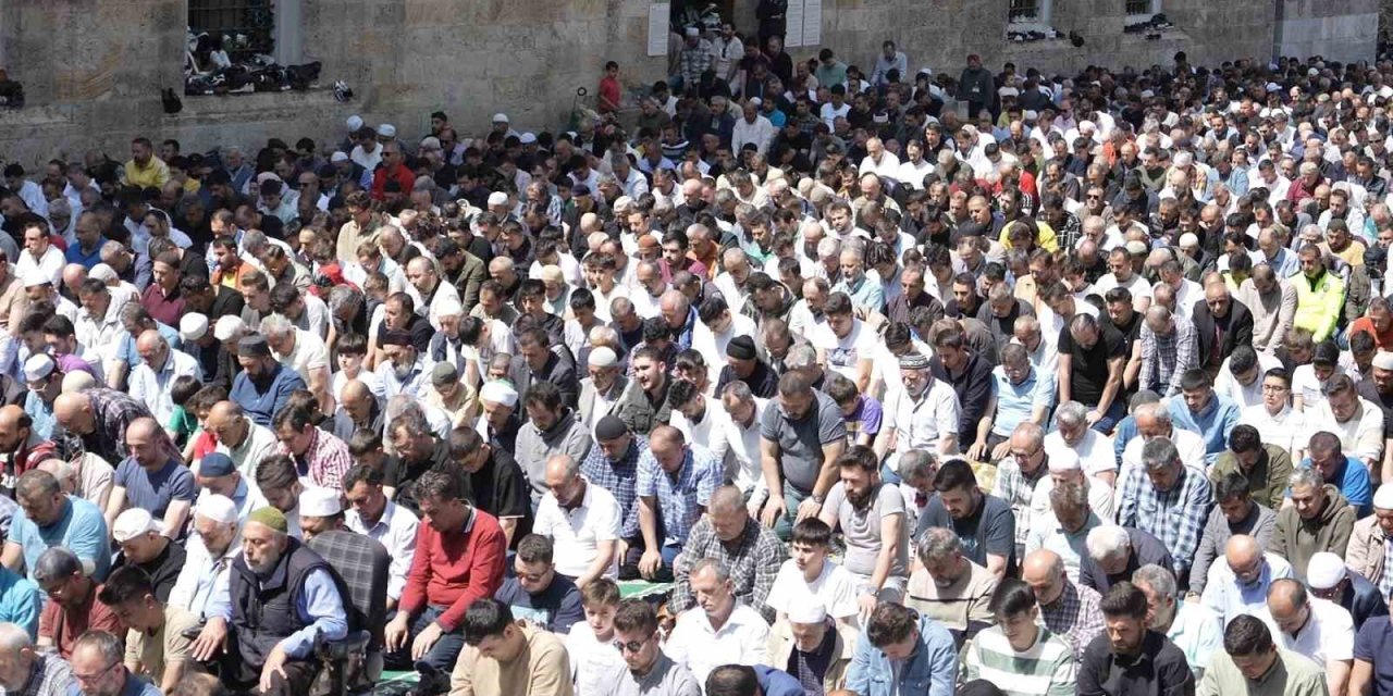 Cuma Namazında Tarihi Camiler Doldu Taştı