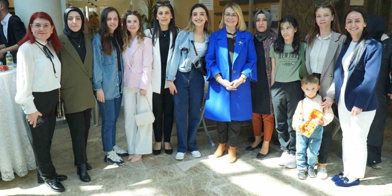 Altınova, Bayramlaştı