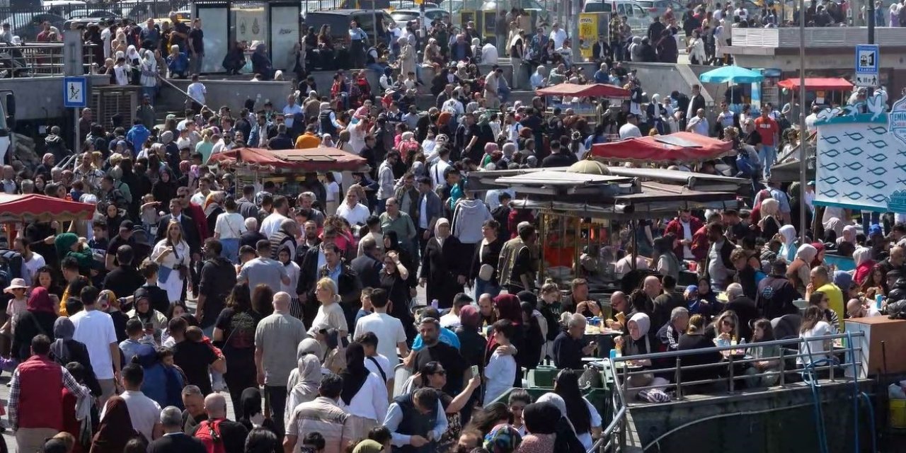Ramazan Bayramı’nın Son Gününde De Eminönü’nde Yoğunluk