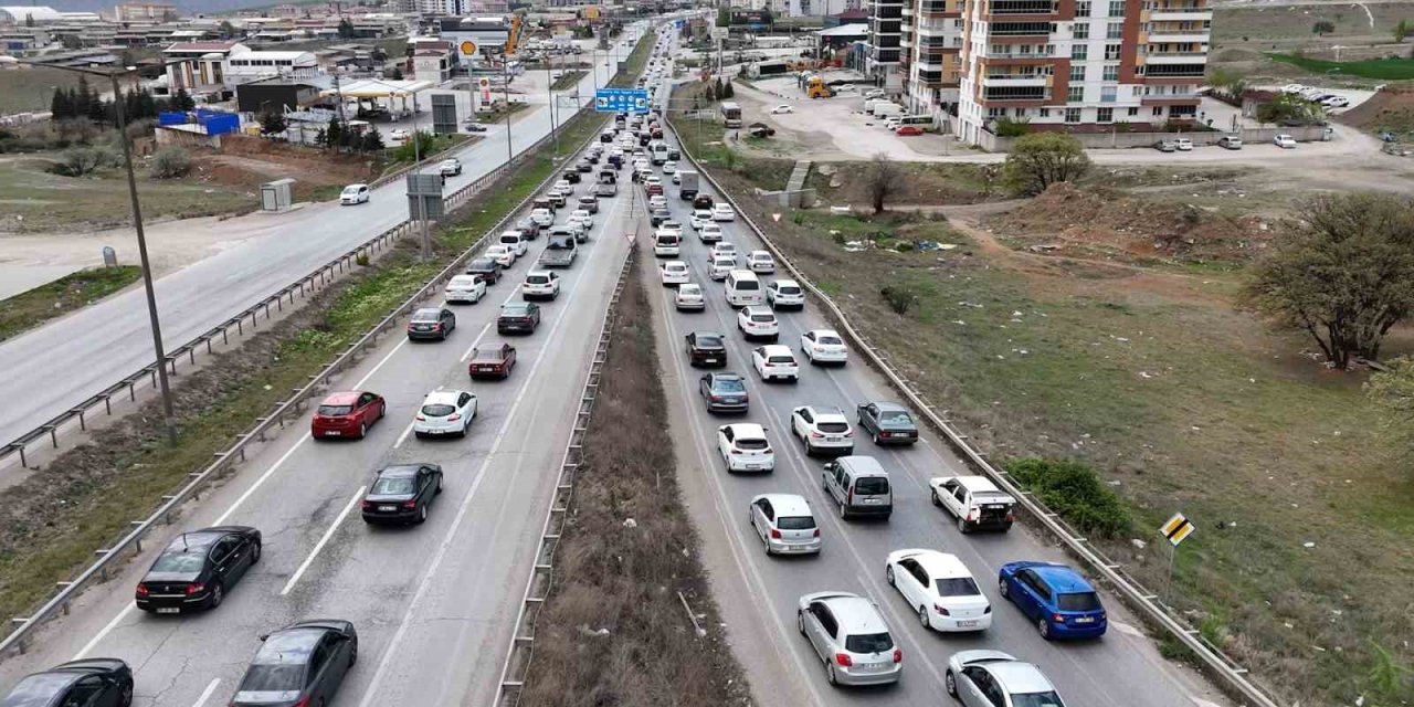 Akın Akın Geri Dönüyorlar: 43 İlin Geçiş Güzergahı Trafik Yoğunluğu
