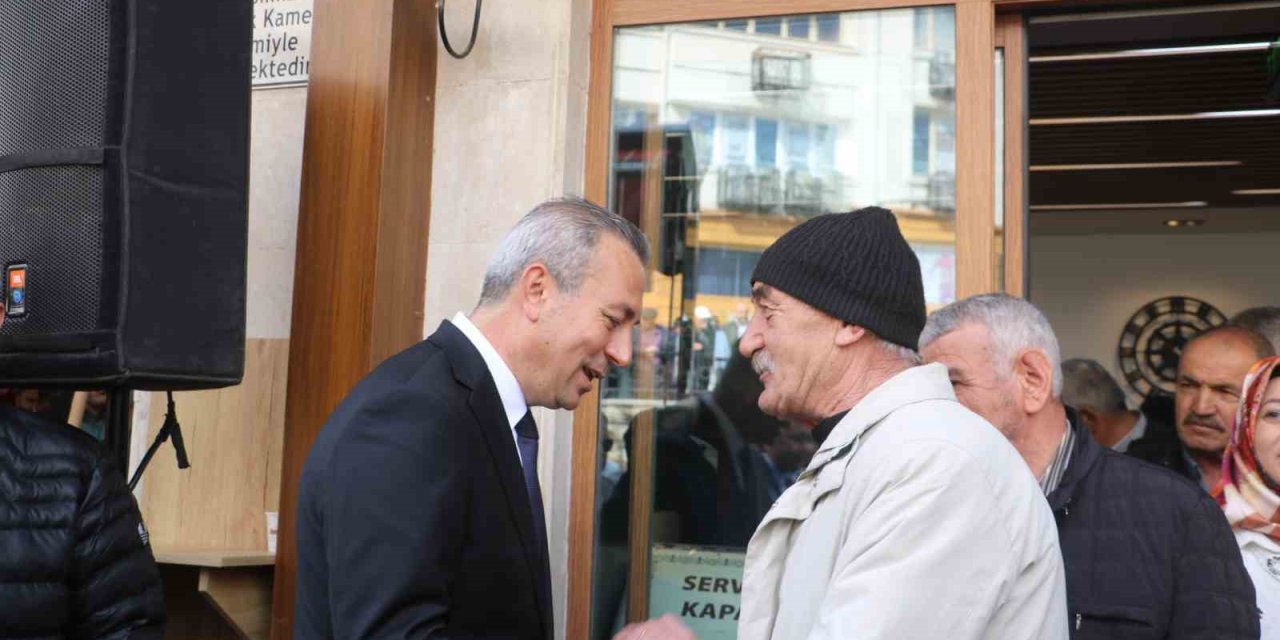 İlk Bayramlaşmasına Binlerce Kişi Akın Etti, Saatlerce Ayakta Kaldı