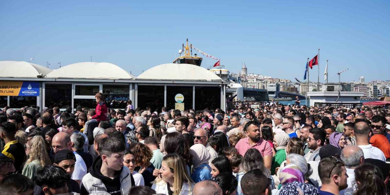 İstanbul Eminönü’ndeki İnsan Seli Fotoğraflara Yansıdı