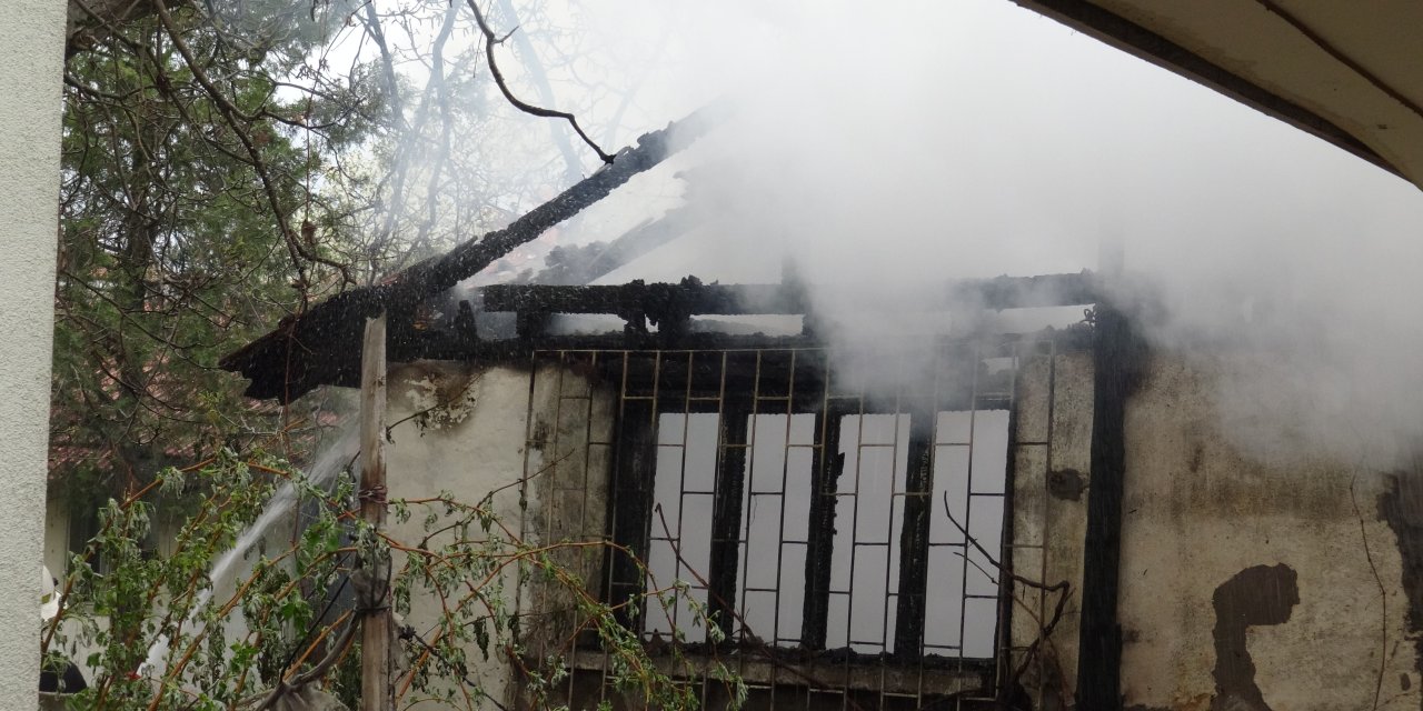Çocukların Torpil Attığı Boş Ev Yandı
