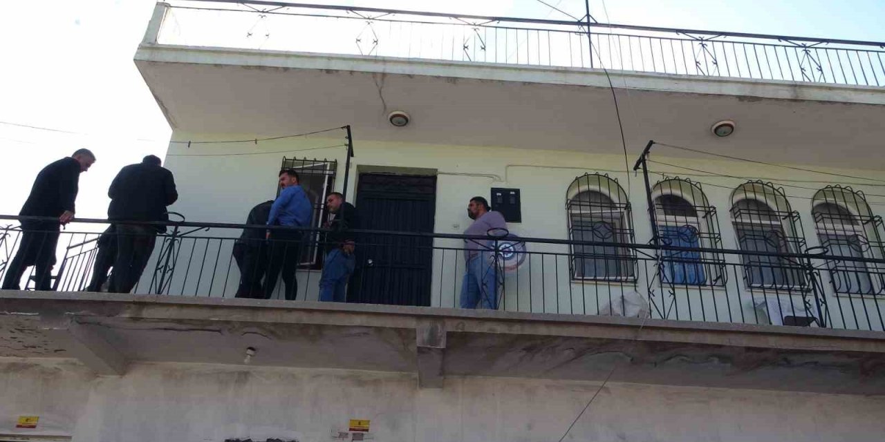 Boşanma Aşamasındaki Eski Polis Bıçakla Kendini Eve Kapattı, Ekipler Alarma Geçti