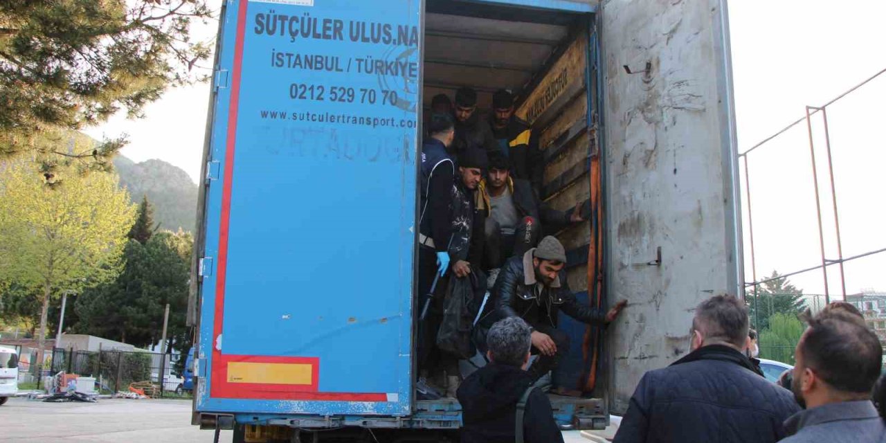 Amasya’da Bakır Yüklü Tırda 64 Kaçak Göçmen Yakalandı