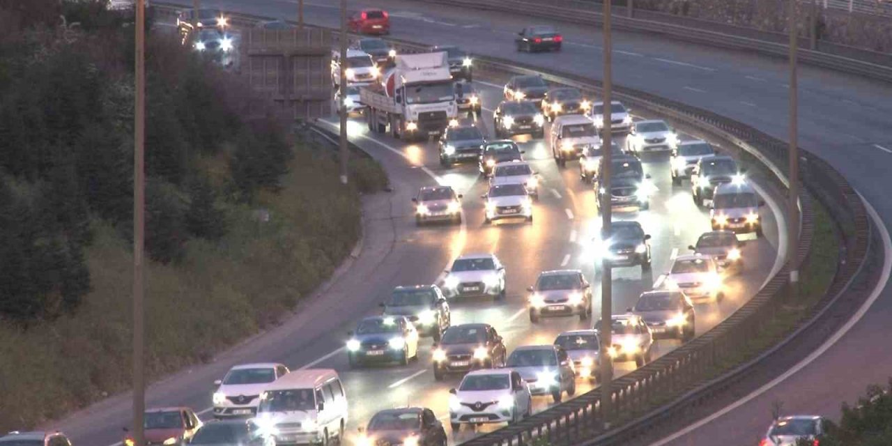 Tem Otoyolu’nun Kocaeli Geçişinde Bayram Trafiği Yoğunluğu