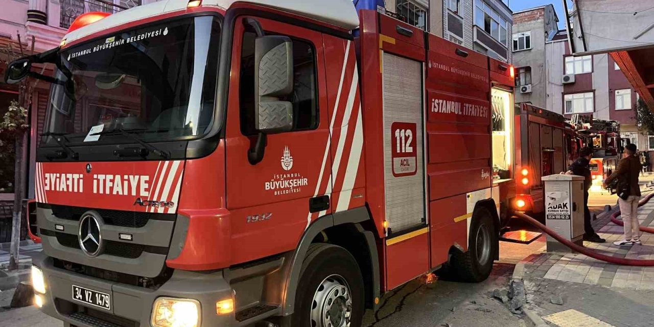 Bağcılar’da Korkutan Yangın: Gecekondu Alev Topuna Döndü